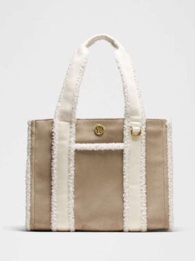17 inch leather laptop backpack Von Baer Superior Women's Premium Leather Toiletry Bag, Tan